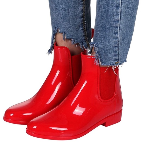 STYLISH RED COLORED RAIN BOOTS *NEW* - Picture 1 of 8